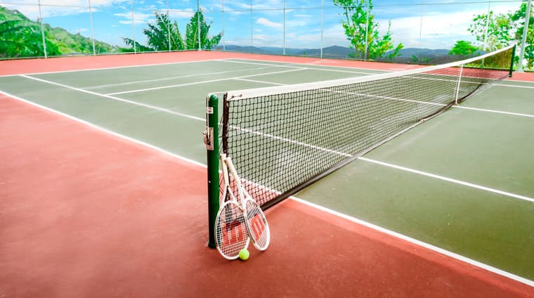 Теннисный корт на территории санатория Горный воздух в Железноводске