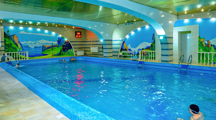 Крытый бассейн 20х8, без дорожек, с каскадными и гидромассажными струями в санатории Виктория. Кисловодск