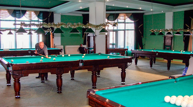 Бильярдный зал на 5 столов в санатории Кисловодска Виктория