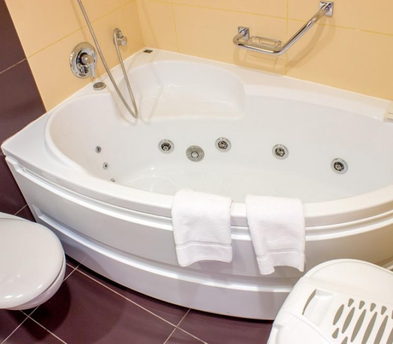 Ванна-джакузи в ванной комнате 2 местного 1 комнатного Студия в санатории Плаза СПА Железноводска