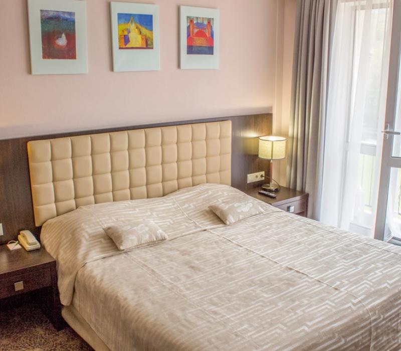 Спальня в 2 местном 2 комнатном Люксе санатория Плаза СПА в Железноводске