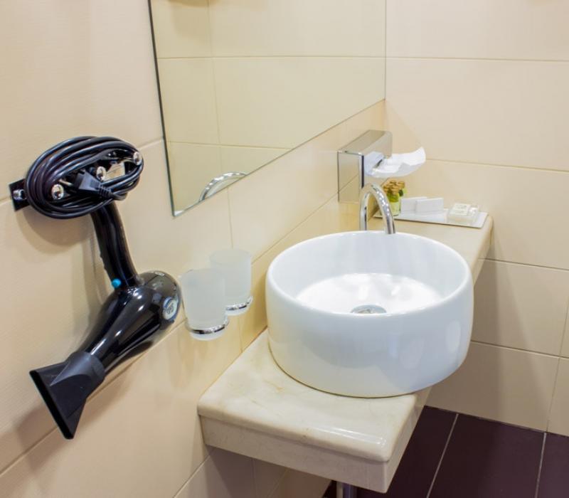 Оснащение ванной комнаты 2 местного 2 комнатного Люкса санатория Плаза СПА в Железноводске