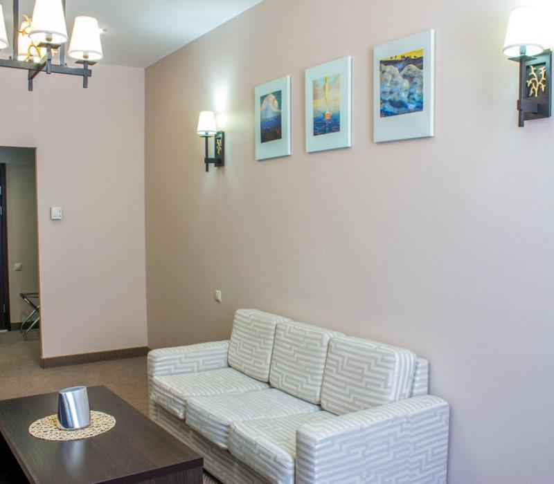 Интерьер гостиной 2 местного 2 комнатного Люкса Семейного в санатории Плаза СПА. Железноводск