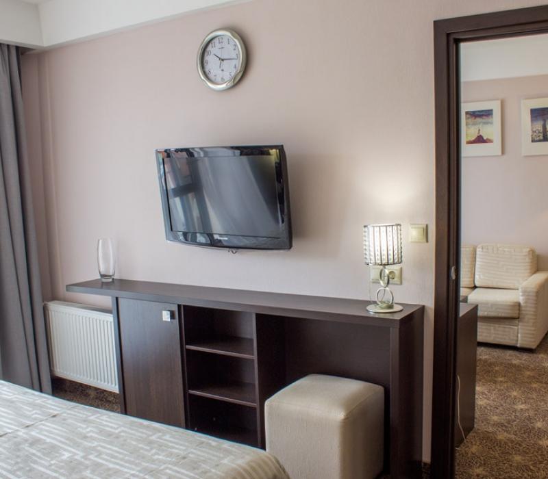 Оснащение спальни 2 местного 2 комнатного Люкса в санатории Плаза СПА. Железноводск