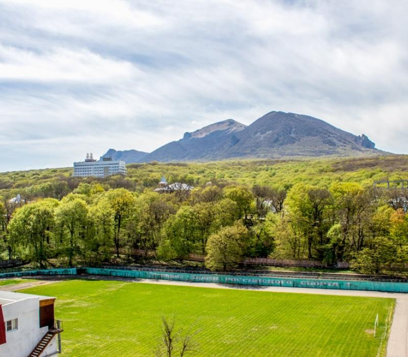 Вид с балкона 2 местного 2 комнатного Люкса санатория Плаза СПА. Железноводск