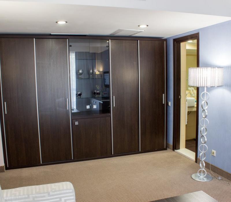 Шкаф-стенка в номере 2 местные 3 комнатные Президентские Апартаменты санатория Плаза СПА в Железноводске