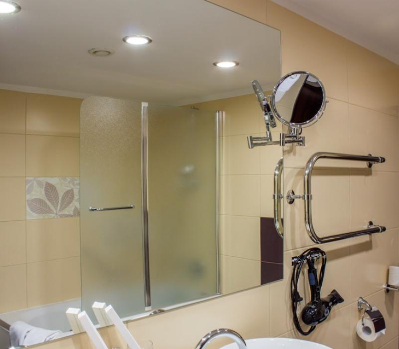 Оснащение ванной комнаты в 2 местных 3 комнатных Президентских Апартаментах санатория Плаза СПА в Железноводске