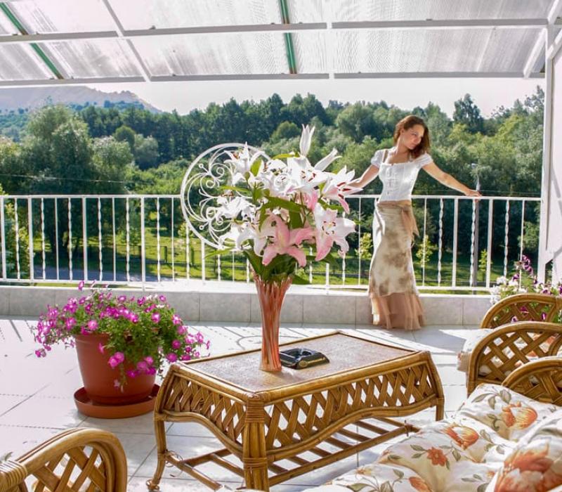 Меблированная терраса номера 2 местные 3 комнатные Апартаменты санатория Вилла Арнест в Кисловодске