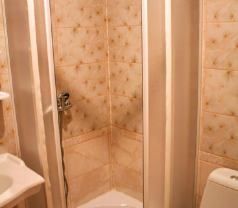 Совмещенный санузел с душевой кабиной в 2 местном 2 комнатном 1 категории 9 и 2 этажи, Корпус 4 санатория Димитрова в Кисловодске