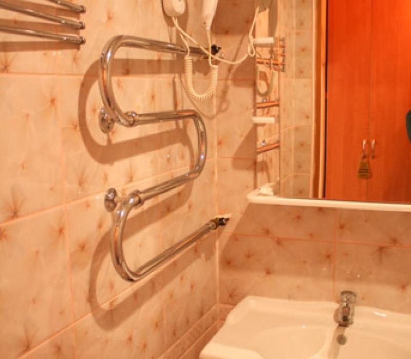 Оснащение санузла номера 2 местный 2 комнатный 1 категории 9 и 2 этажи, Корпус 4 санатория Димитрова. Кисловодск