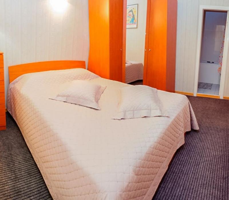 Спальня 2 местного 2 комнатного Люкса санатория Вилла Арнест в Кисловодске