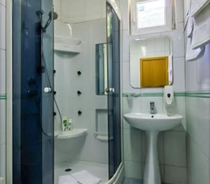 Совмещенный санузел в 2 местном 1 комнатном Стандарте коттеджа «Любовь» в санатории Вилла Арнест. Кисловодск