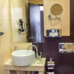 Оснащение ванной комнаты в 2 местном 1 комнатном Студия санатория Плаза СПА в Железноводске