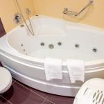 Ванна-джакузи в ванной комнате 2 местного 1 комнатного Студия в санатории Плаза СПА Железноводска