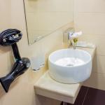 Оснащение ванной комнаты 2 местного 2 комнатного Люкса санатория Плаза СПА в Железноводске