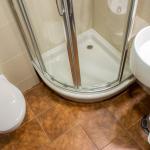 Душевая кабина в ванной комнате 2 местного 2 комнатного Люкса в санатории Плаза СПА. Железноводск