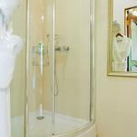 Ванная комната с душевой кабиной в 2 местном 2 комнатном Стандарте семейный на 4 этаже Главного корпуса санатория Вилла Арнест в Кисловодске