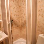 Совмещенный санузел с душевой кабиной в 2 местном 2 комнатном 1 категории 9 и 2 этажи, Корпус 4 санатория Димитрова в Кисловодске