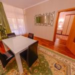 Обеденный стол и стулья в 2 местных 3 комнатных Апартаментах санатория Вилла Арнест. Кисловодск